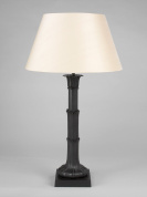 настольная лампа с бронзовым корпусом и классическим абажуром