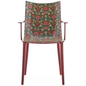 кресло с подлокотниками и орнаментом красного цвета