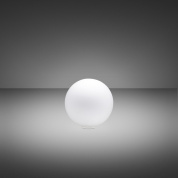 настольная лампа с металлическим основанием и стеклянным плафоном белого цвета