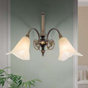 двухламповое настенное бра с плавными линиями и матовыми плафонами в патинированной отделке