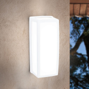 уличный настенный светильник прямоугольной формы в белой матовой отделке