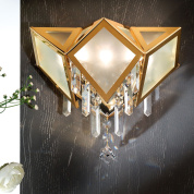 трёхрожковое настенное бра с гранёными стеклянными панелями и подвесным хрусталём