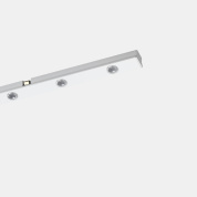 накладной линейный светильник с несколькими источниками света в вытянутом металлическом корпусе