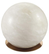 настольная лампа с шарообразным плафоном из камня