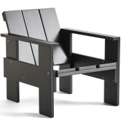 кресло деревянное с наклонной спинкой и широкими подлокотниками чёрного цвета