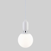 подвесной светильник с шарообразным матовым стеклянным плафоном на кабеле