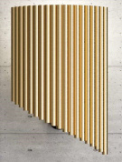 настенный светильник с вертикальными декоративными ламелями и направленным рассеиванием света