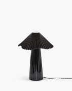 настольная лампа с рифленым абажуром купольной формы и цилиндрическим основанием