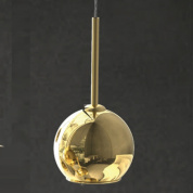 подвесной светильник с глянцевым сферическим плафоном в золотом цвете
