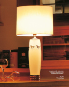 настольная лампа с прямоугольным тканевым абажуром и стеклянной вставкой в основании