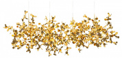 подвесная люстра с золотистыми декоративными подвесами