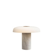 настольная лампа с куполообразным абажуром на мраморном основании