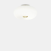 потолочный светильник белого цвета с тремя источниками света