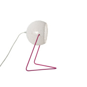 настольный светильник с рельефным полусферическим абажуром на розовой подставке