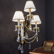 трёхрожковое настенное бра с текстильными абажурами и декоративными кристаллами