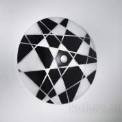 потолочный светильник с тремя лампами и черно-белым геометрическим абажуром