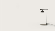 настольный светильник с плоским линейным плафоном и направленным светом для рабочего стола