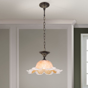 подвесной светильник в классическом стиле с рельефным стеклянным абажуром и патинированной подвесной частью