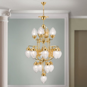 многоуровневая подвесная люстра с множеством опаловых плафонов и декоративными золотыми секциями