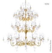 люстра с множеством рожков и каскадом хрустальных подвесок