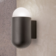 уличный настенный светильник с овальным корпусом и полусферическим опаловым плафоном