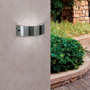 уличный настенный светильник с изогнутой стальной полосой и мягким рассеянным светом