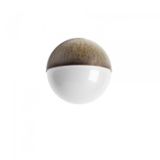 уличный потолочный светильник с шарообразным плафоном из глянцевого стекла в латунной оправе