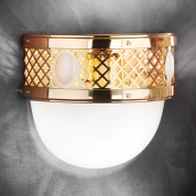 настенный светильник с полусферическим опаловым плафоном и декоративной перфорированной рамой