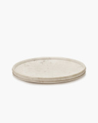 сервировочное блюдо круглой формы из светлого дерева