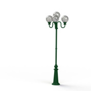 уличный фонарный столб зелёного цвета с тремя матовыми плафонами