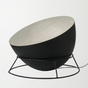 торшер с наклонным купольным абажуром и светлой металлической внутренней поверхностью