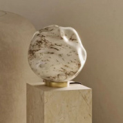 настольная лампа с декоративным стеклянным плафоном на латунном основании