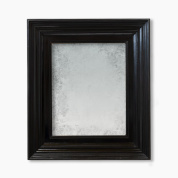 настенное зеркало квадратной формы в широкой деревянной раме