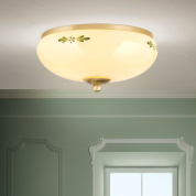 накладной потолочный светильник с округлым стеклянным плафоном и нежным цветочным орнаментом