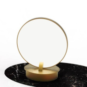 настольная лампа с круглым световым диском и латунным основанием на мраморной подставке