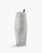 декоративная интерьерная ваза вытянутой формы из светлого камня с интегрированной трубкой