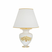 настольная лампа с круглым абажуром на белом основании с орнаментом