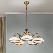 пятирожковая подвесная люстра с широкими опаловыми абажурами в патинированном стиле