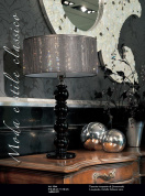 настольная лампа с крупным тканевым абажуром и резным основанием в тёмном тоне