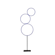 торшер с несколькими кольцами в вертикальной композиции