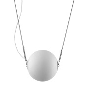 подвесной светильник с зеркальным шарообразным корпусом на подвесах