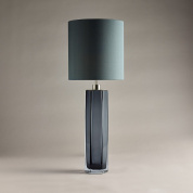 настольная лампа с голубым абажуром и вытянутым основанием колонного типа