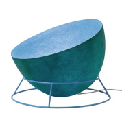 торшер с наклонным купольным абажуром и голубой внутренней отделкой