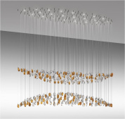подвесная инсталляция с множеством тонких подвесов и двухъярусным световым каскадом