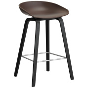 AA001-D132-AA51-01UF Hay About A Stool барный стул с сиденьем тёмно-коричневого цвета на лакированных ножках из дуба