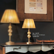 настольная лампа с декоративным золотистым основанием и светлым текстильным абажуром