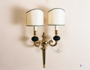двухламповое настенное бра с цилиндрическими абажурами и темным декоративным основанием