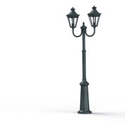 уличный фонарный столб с тремя плафонами в зеленом оттенке вердигрис