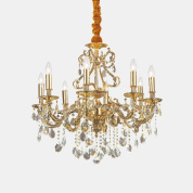 люстра с металлическим каркасом золотого оттенка и множеством хрустальных элементов