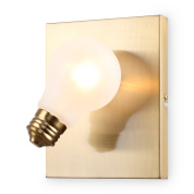 настенный светильник с открытой лампой на латунной пластине